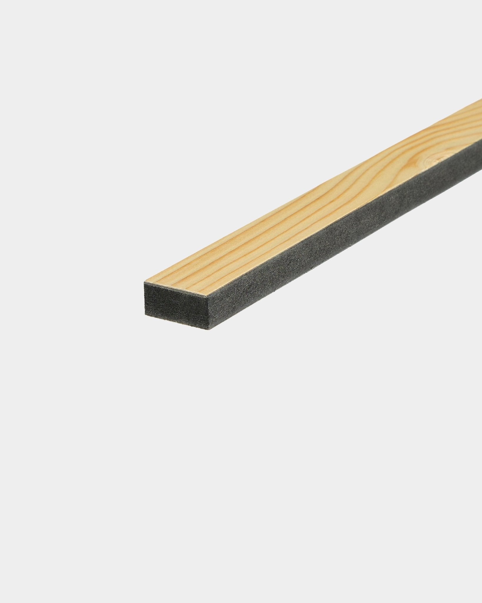 WoodUpp Lamella / Alp, 240 cm — ripa fina de madeira com suporte em espuma acústica escura, concebida para remate ou substituição de ripas em painéis de estilo nórdico Akupanel.